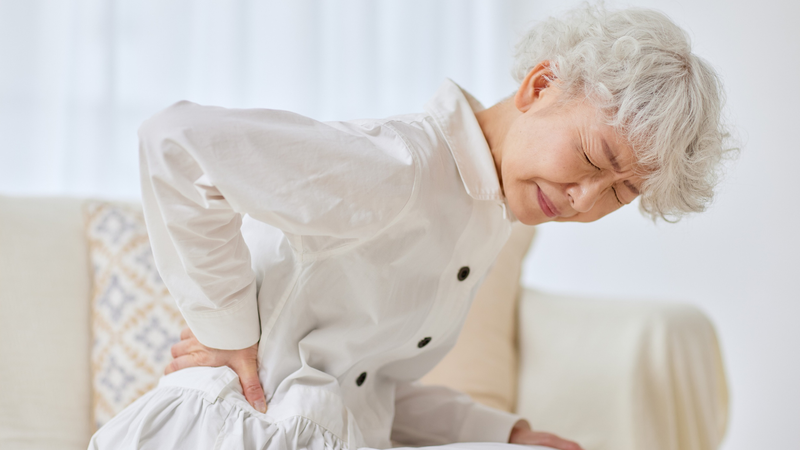 Khớp và xương dần suy yếu do lão hóa là một trong những nguyên nhân gây trượt đốt sống