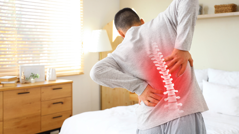 Người bị trượt đốt sống có cảm giác đau và tê tăng mạnh khi ho hoặc hắt hơi