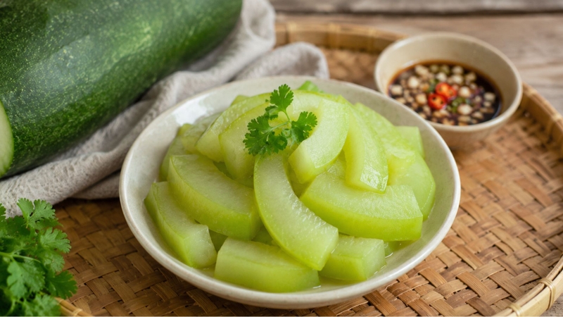 Bí xanh chứa nhiều nước cùng chất xơ, vitamin và khoáng chất có lợi cho sức khỏe