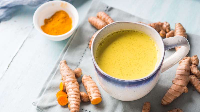 Curcumin trong nghệ có đặc tính chống viêm và chống oxy hóa, giúp bảo vệ niêm mạc dạ dày