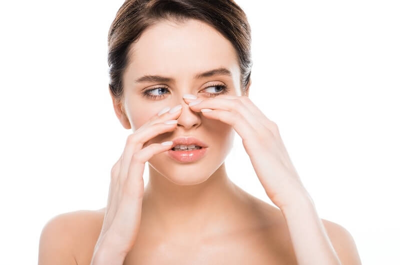 Mũi đau nhức khó chịu - biêu hiện của tình trạng nâng mũi bị lòi sụn bên trong