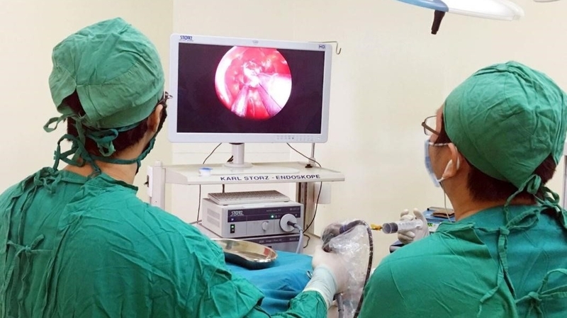 bien-chung-sau-mo-noi-soi-tuyen-tien-liet-co-nguy-hiem-khong 2