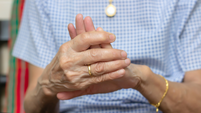 Biến chứng thần kinh ngoại biên gây tê bì, đau nhói, châm chích ở tay chân