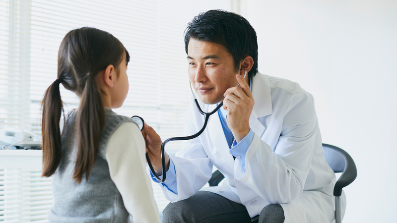 Cha mẹ cần đưa trẻ đến cơ sở y tế ngay nếu trẻ ho nhiều, thở nhanh, khó thở