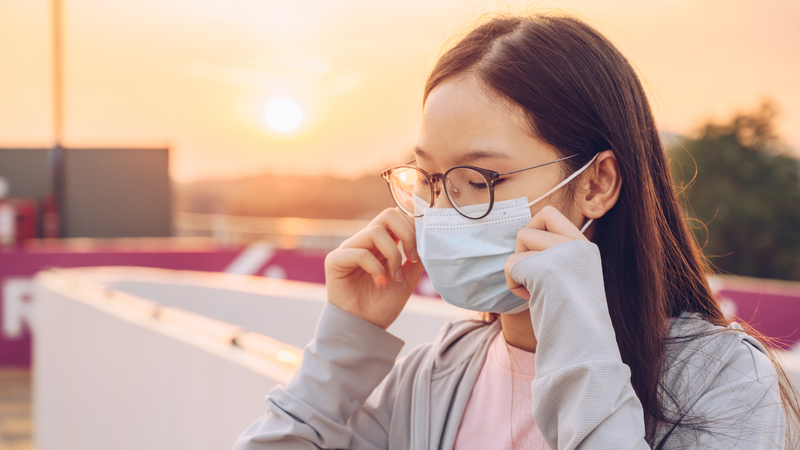 Đeo khẩu trang khi ở nơi đông người là cách chủ động phòng tránh biến thể Covid BA 3.2