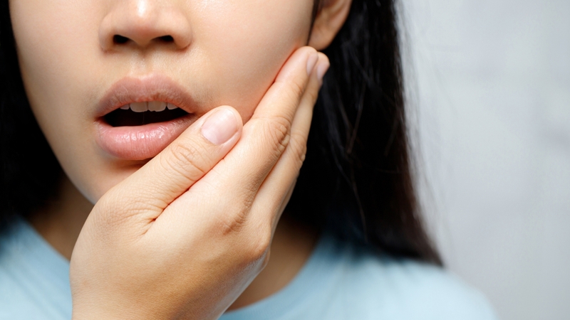 Đau răng dữ dội, kéo dài và xuất hiện thường xuyên là dấu hiệu răng sâu đến tủy