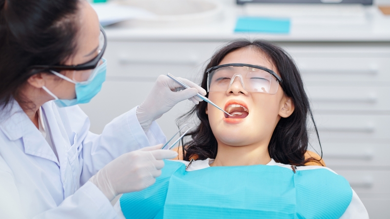 Bác sĩ sẽ quan sát trực tiếp tình trạng răng miệng để đánh giá mức độ sâu răng
