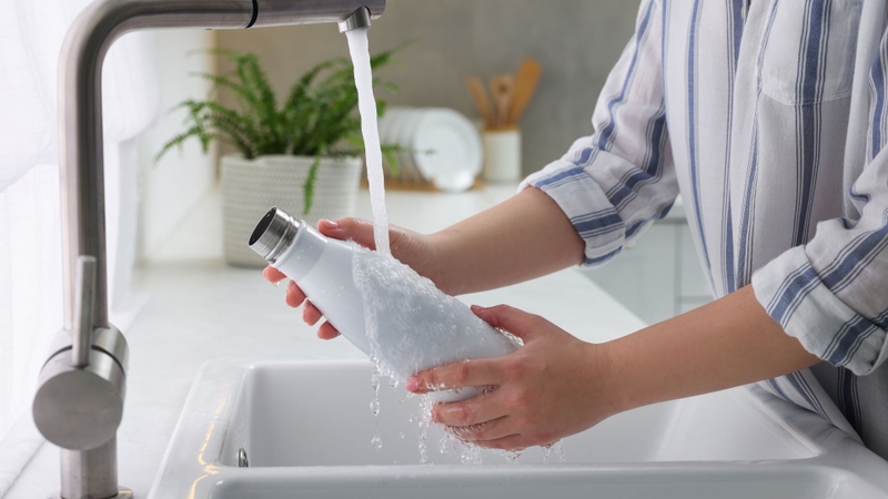 Chỉ tráng bình bằng nước khó loại bỏ hoàn toàn các mảng bám vi khuẩn