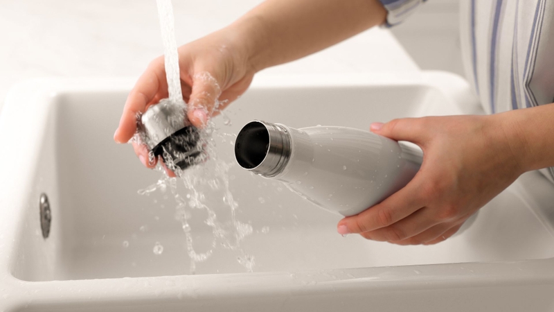 Gioăng cao su và ống hút là những vị trí dễ tích tụ vi khuẩn