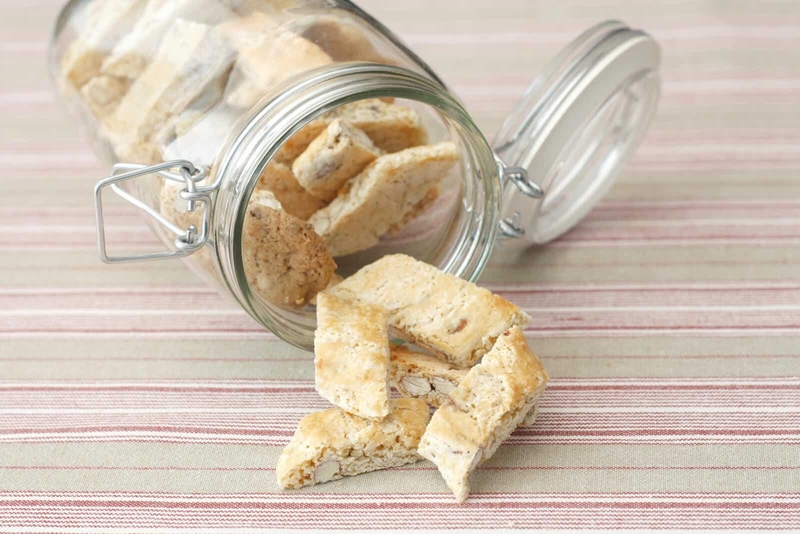 Những chiếc bánh Biscotti giòn rụm ngon miệng có thể sử dụng được trong một thời gian khá dài nếu được bảo quản tốt. Bạn có thể đem đi làm, đi chơi, dã ngoại, thậm chí là “chữa cháy” nếu có khách đến nhà đột ngột 3