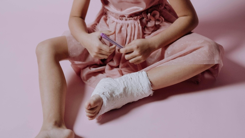 Bó bột chân cũng được chỉ định trong trường hợp gãy xương ở trẻ em