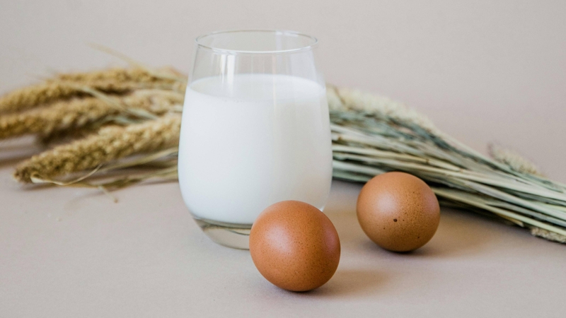 Người bị gãy xương nên ưu tiên thức ăn mềm, dễ tiêu, giàu dinh dưỡng như sữa, trứng