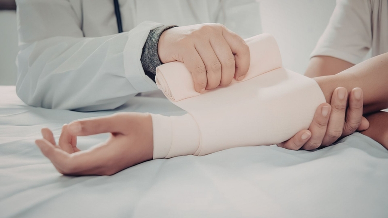 Kỹ thuật viên thực hiện bó bột một cách cẩn thận để đảm bảo an toàn
