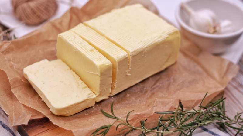 Thành phần chính của bơ mặn là chất béo từ sữa và muối