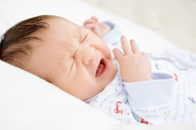 Bố mẹ cần làm gì khi trẻ sơ sinh bị nghẹt mũi, khò khè? 1