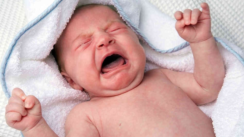 Một số trường hợp bé hay quấy khóc là dấu hiệu của việc thiếu canxi