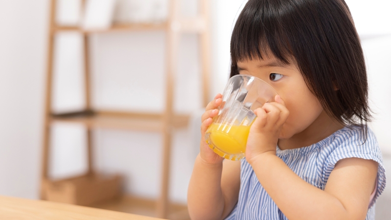 Có thể cho trẻ uống cùng nước cam hoặc bổ sung thực phẩm giàu vitamin C để tăng hấp thu sắt