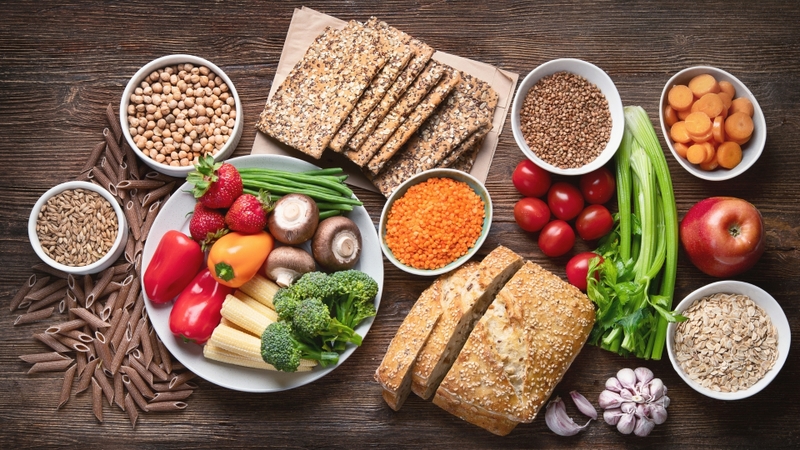 Có thể tăng cường cho bé uống nước, bổ sung chất xơ từ rau củ, trái cây để tránh táo bón