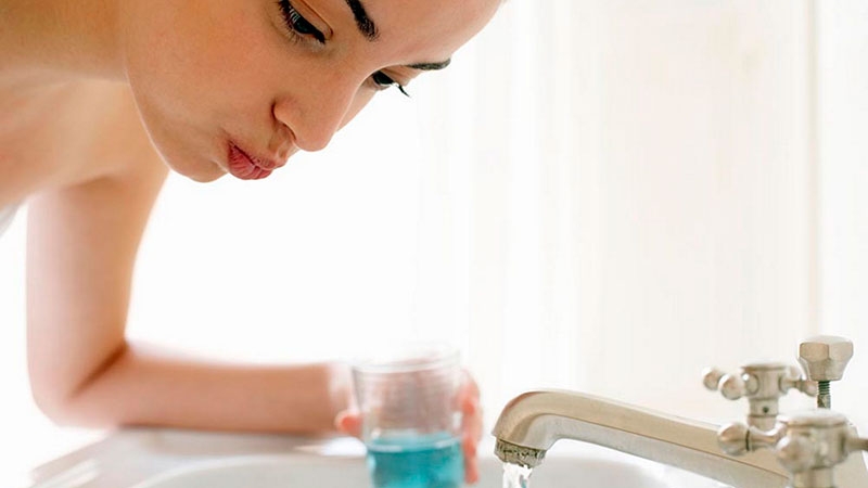 Lưu ý khi dùng nước súc miệng: Chỉ nên ngậm nước súc miệng trong 30 giây