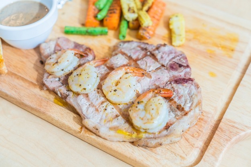 Các khoáng chất sắt có sẵn trong thịt bò sẽ làm giảm khả năng hấp thụ canxi của tôm.