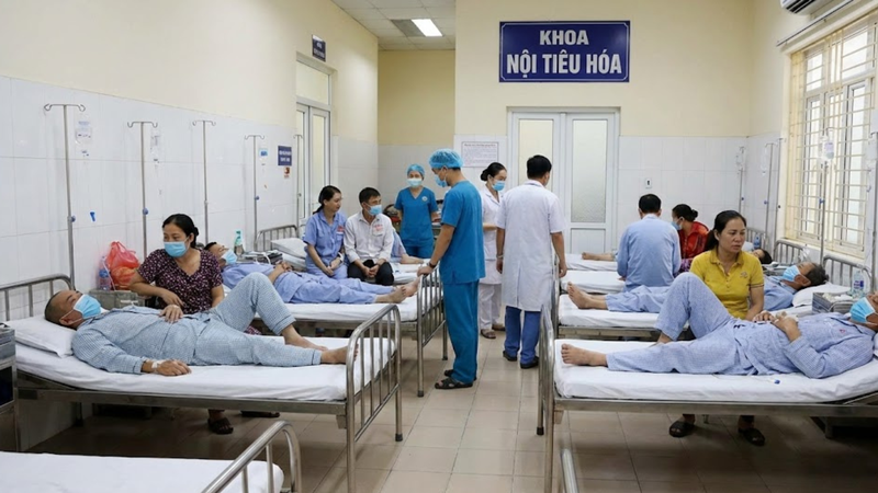 Nhiều bệnh nhân phải nhập viện điều trị sau khi ăn bánh mì có nhân chả, pate