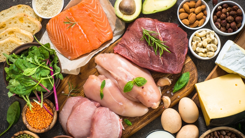 Chế độ ăn uống giàu protein, sắt, kẽm, vitamin A, C, E và biotin giúp nuôi dưỡng tóc từ bên trong cơ thể