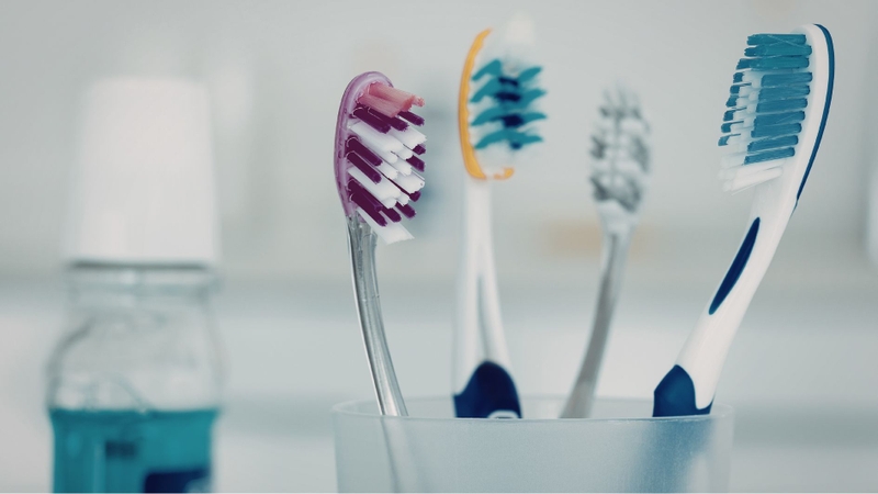 Vệ sinh răng miệng đúng cách giúp bảo vệ răng sứ bền lâu