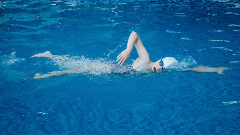 Bơi dưới trời mưa có tốt cho sức khỏe hay không? 4