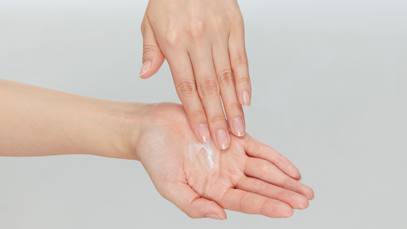 Sử dụng thuốc bôi điều trị theo chỉ định của bác sĩ