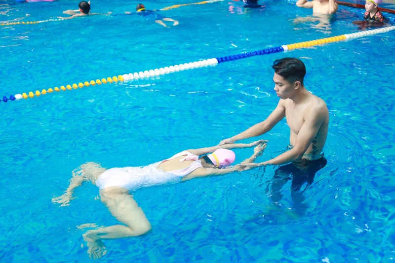 Bơi ếch: Kiểu bơi giống như con ếch nhảy trong nước.