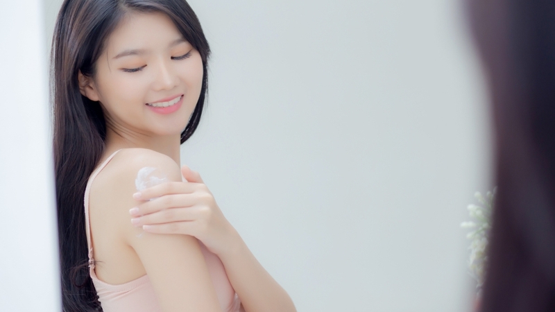 Giải đáp thắc mắc bôi sữa dưỡng thể có cần rửa lại không