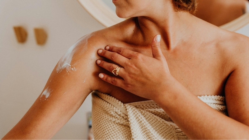 Massage nhẹ khi thoa giúp dưỡng chất của sữa dưỡng thể thẩm thấu tốt và phân bố đều trên da