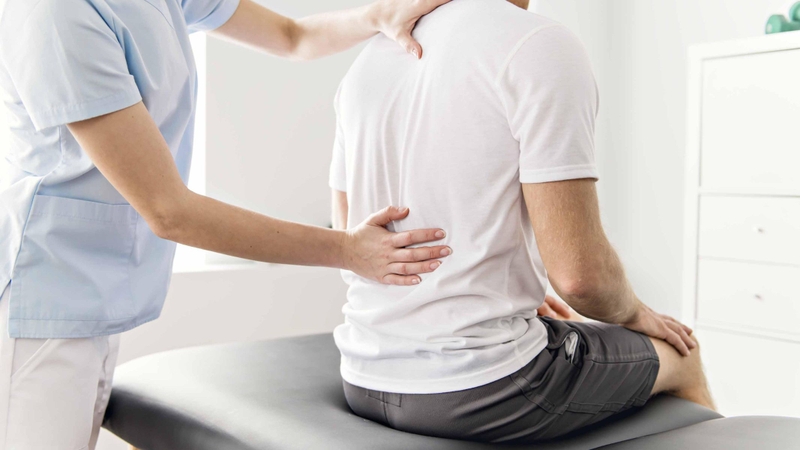 Cần lựa chọn bệnh viện uy tín với đội ngũ bác sĩ tay nghề cao khi thực hiện bơm xi măng cột sống