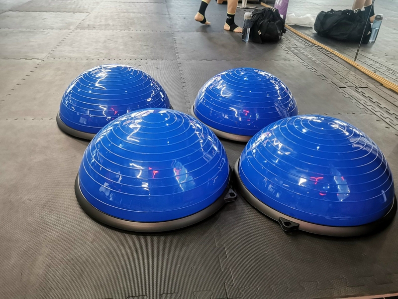 Bóng Bosu là gì? 10 bài tập với bóng Bosu tại nhà hiệu quả 2