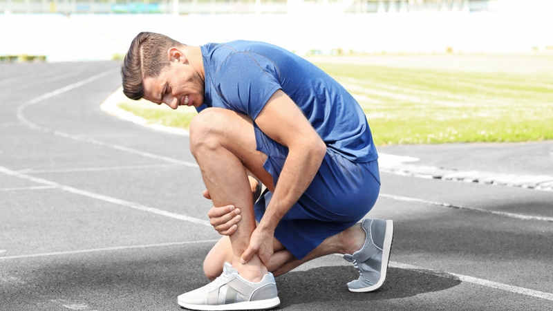 Khi di chuyển trên đường gồ ghề, dốc nghiêng hoặc bãi cỏ có ổ gà, dễ có nguy cơ trẹo chân