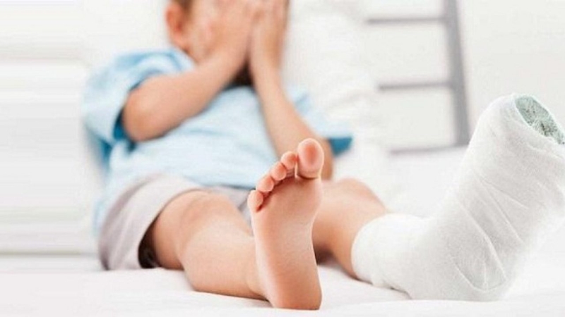 Nếu chấn thương không quá nghiêm trọng và trẻ không bị đau nhiều thì bậc phụ huynh có thể cho trẻ điều trị tại nhà