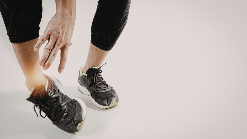 Bong gân mắt cá chân có thể do giày không phù hợp