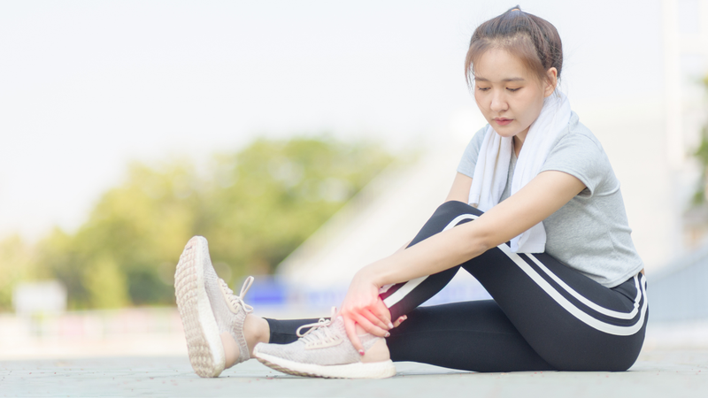 Bong gân mắt cá chân do chấn thương thể thao
