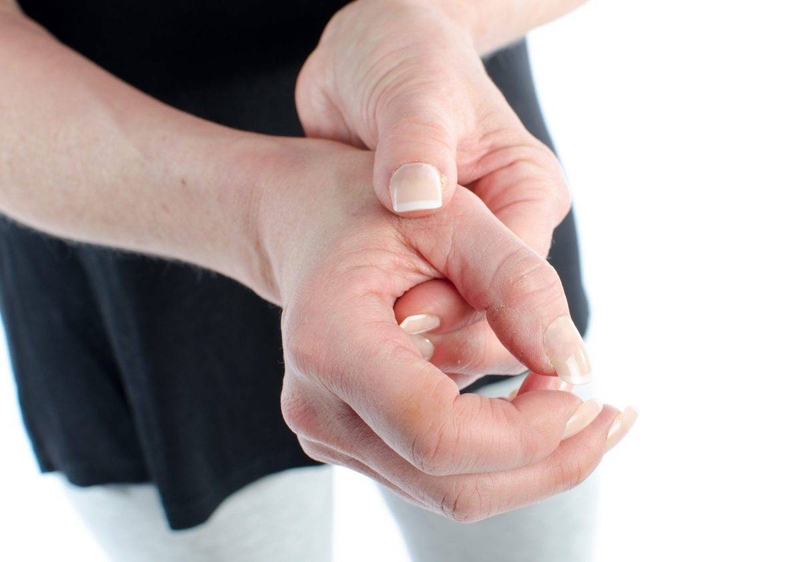 Bong gân ngón tay là chấn thương ở khớp giữa ngón tay