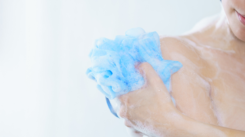 Sử dụng bông tắm đều đặn nhẹ nhàng trên da