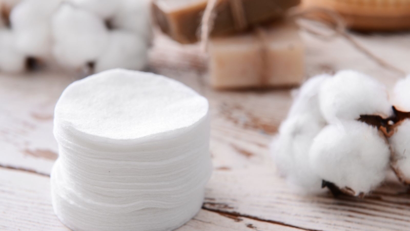 Nên ưu tiên chất liệu cotton tự nhiên vì có độ mềm cao, ít gây kích ứng và thấm hút tốt.