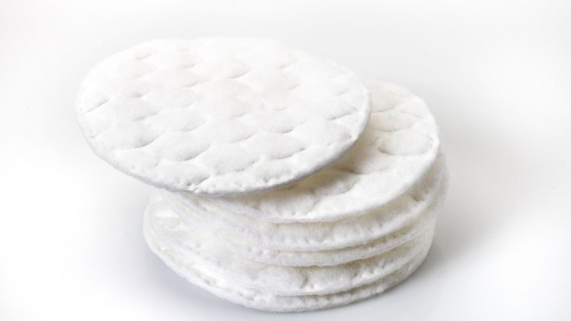 Bông tẩy trang làm từ cotton tự nhiên thường mềm, thấm hút tốt và có độ liên kết cao hơn nhiều loại sợi pha.