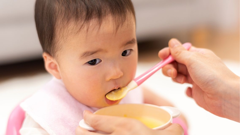 Quan sát kỹ phản ứng của trẻ sau mỗi bữa ăn để kịp thời phát hiện dị ứng