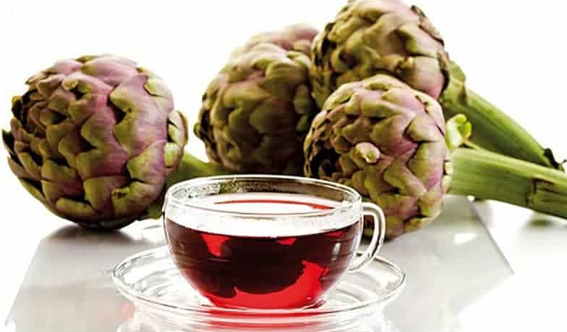 Bột atiso khấy cùng nước ấm và uống