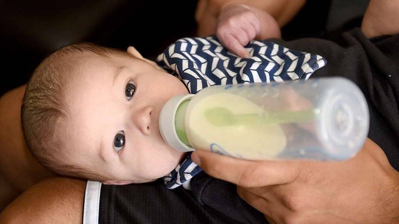 Trẻ dưới 6 tháng tuổi có nguy cơ bị sặc hoặc để hỗn hợp trào ngược lên mũi