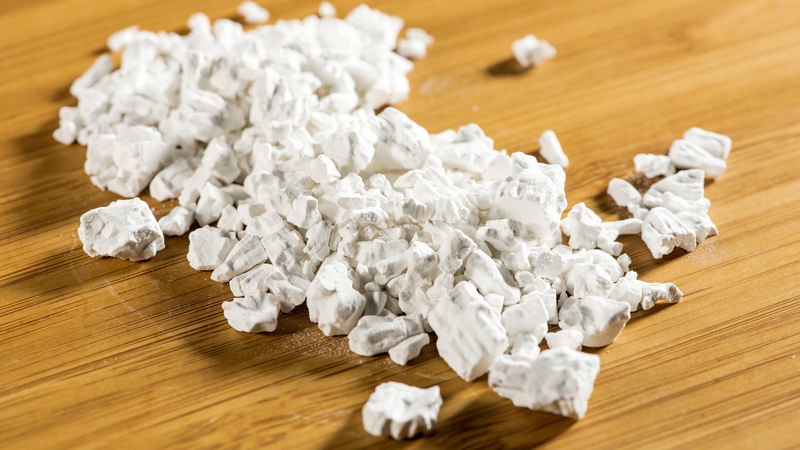 Bột nguyên chất có độ giòn, dễ vỡ, tan nhẹ trong miệng