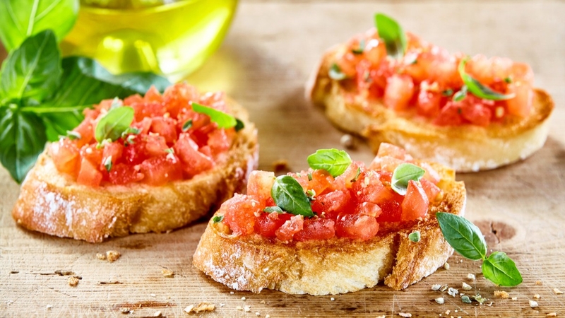 Bruschetta là món bánh mì nướng thêm tỏi, rưới dầu oliu và ăn kèm đa dạng thực phẩm