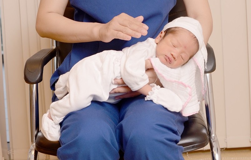 Vỗ ợ hơi có ảnh cột sống không ? Hướng dẫn mẹ vỗ lưng đúng cách 3