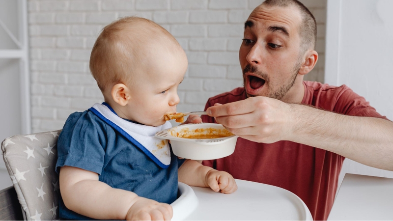 Sau 6 tháng, trẻ tiếp tục bú mẹ kết hợp ăn bổ sung