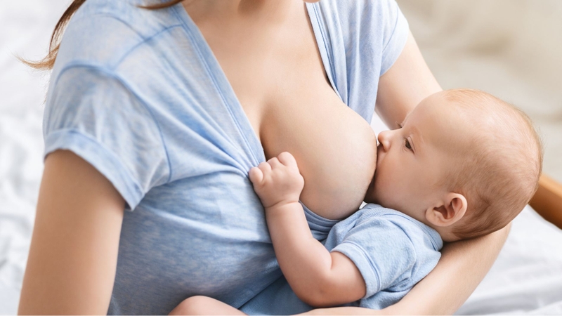Bú mẹ hoàn toàn trong 6 tháng đầu giúp trẻ nhận đủ dưỡng chất
